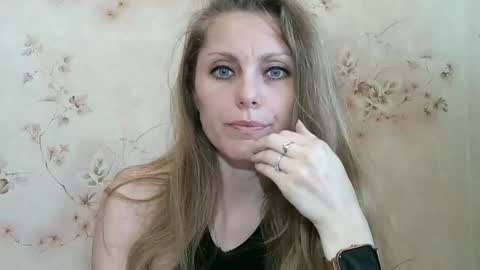 Snapshot of roxyfox18x01 chatting on 04.17.26 roxyfox18x01 online show from 04.17.26