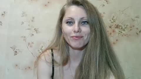 Snapshot of roxyfox18x01 chatting on 04.27.26 roxyfox18x01 online show from 04.27.26