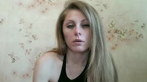 Snapshot of roxyfox18x01 chatting on 04.30.26 roxyfox18x01 online show from 04.30.26