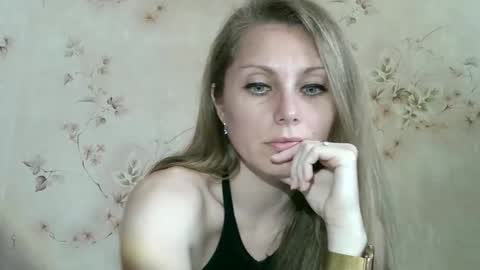 Snapshot of roxyfox18x01 chatting on 05.20.26 roxyfox18x01 online show from 05.20.26