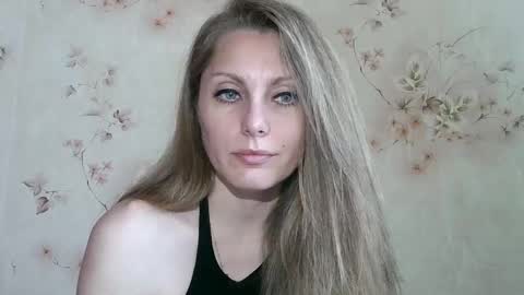 Snapshot of roxyfox18x01 chatting on 05.25.26 roxyfox18x01 online show from 05.25.26
