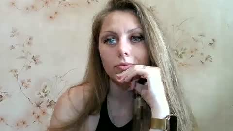 Snapshot of roxyfox18x01 chatting on 06.15.26 roxyfox18x01 online show from 06.15.26