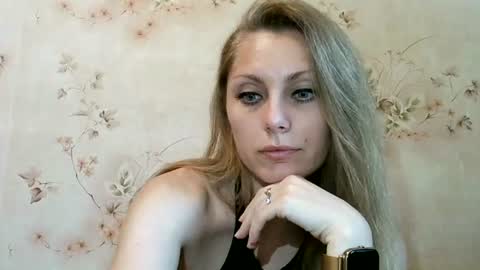 Snapshot of roxyfox18x01 chatting on 06.17.26 roxyfox18x01 online show from 06.17.26