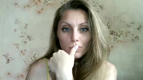 Snapshot of roxyfox18x01 chatting on 06.20.26 roxyfox18x01 online show from 06.20.26