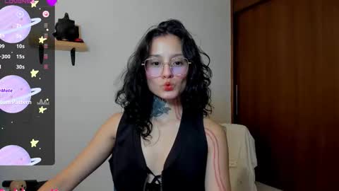 Snapshot of roxyvenom chatting on 10.08.25 roxy online show from 10.08.25
