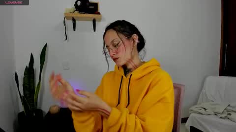 Snapshot of roxyvenom chatting on 10.21.25 roxy online show from 10.21.25