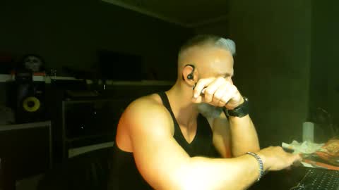 Snapshot of ruffi77 chatting on 10.15.25 Chico que rico Caliente online show from 10.15.25