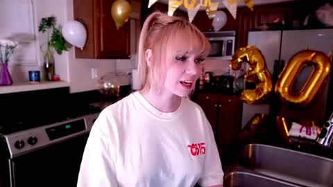 Snapshot of runesy chatting on 05.10.26 Lady online show from 05.10.26