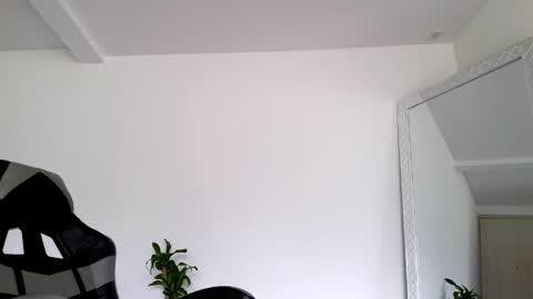 Snapshot of russell_adams_ chatting on 10.23.25 R U S S E L L online show from 10.23.25