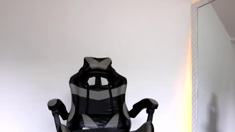 Snapshot of russell_adams_ chatting on 11.06.25 R U S S E L L online show from 11.06.25