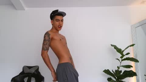 Snapshot of russell_adams_ chatting on 11.08.25 R U S S E L L online show from 11.08.25