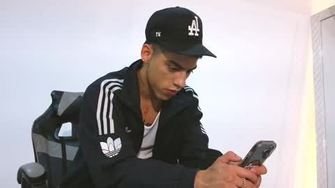 Snapshot of russell_adams_ chatting on 11.11.25 R U S S E L L online show from 11.11.25