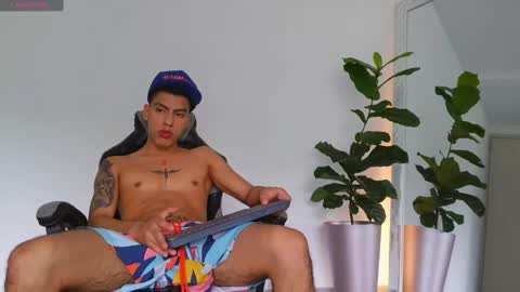 Snapshot of russell_adams_ chatting on 11.18.25 R U S S E L L online show from 11.18.25