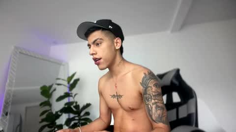 Snapshot of russell_adams_ chatting on 11.19.25 R U S S E L L online show from 11.19.25