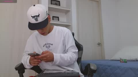 Snapshot of russell_adams_ chatting on 12.17.25 R U S S E L L online show from 12.17.25