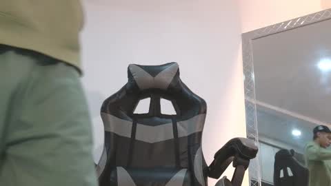 Snapshot of russell_adams_ chatting on 01.12.26 R U S S E L L online show from 01.12.26