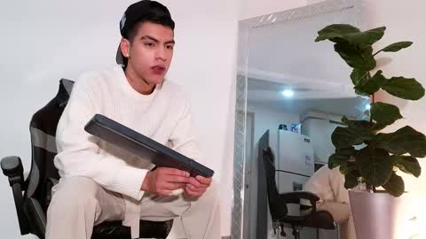 Snapshot of russell_adams_ chatting on 01.14.26 R U S S E L L online show from 01.14.26