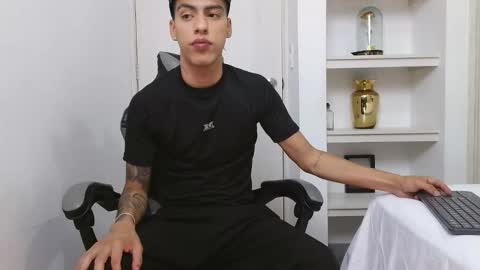 Snapshot of russell_adams_ chatting on 02.05.26 R U S S E L L online show from 02.05.26