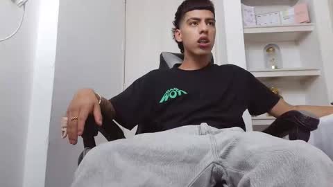 Snapshot of russell_adams_ chatting on 02.07.26 R U S S E L L online show from 02.07.26