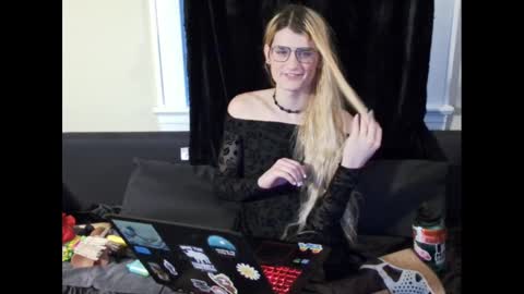 Snapshot of ryn_michele chatting on 12.18.24 Ryn Michele online show from 12.18.24