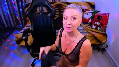 Snapshot of sabrina_only_ chatting on 12.17.25 Tatiana online show from 12.17.25