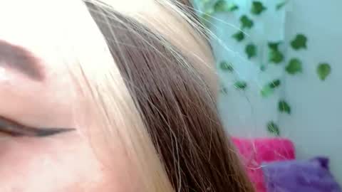 Snapshot of sabrinaexpositoxx chatting on 12.17.25 SABRI online show from 12.17.25