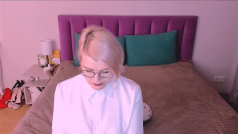 Sabrina MacMarren online show from 11.04.25