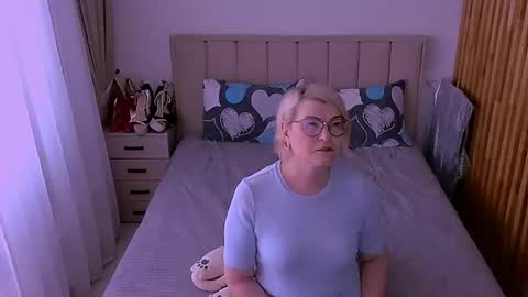 Snapshot of sabrinamacmarren chatting on 06.15.26 Sabrina MacMarren online show from 06.15.26