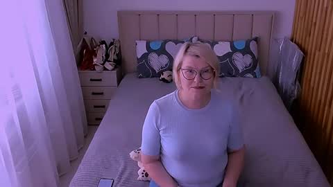 Snapshot of sabrinamacmarren chatting on 06.19.26 Sabrina MacMarren online show from 06.19.26
