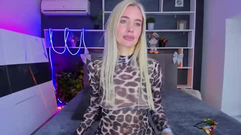 Snapshot of sabrinasharm chatting on 12.14.25 Sabrina online show from 12.14.25