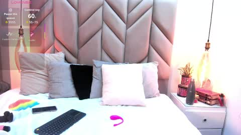 Snapshot of sabrinavantress chatting on 04.22.26 Sabrina Vantress online show from 04.22.26