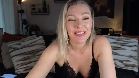 sacha__xx online show from 02.18.25