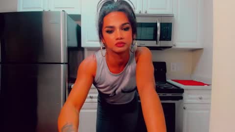 Snapshot of sacha_candy chatting on 02.08.25 Sacha online show from 02.08.25