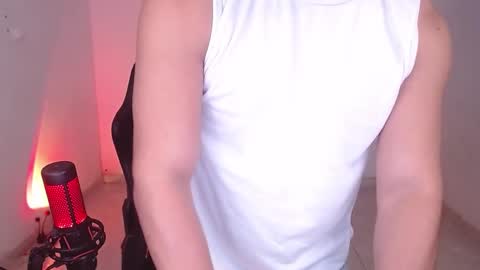 Snapshot of saenz_hotx chatting on 01.22.25 saenz_hotx online show from 01.22.25