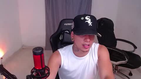 Snapshot of saenz_hotx chatting on 01.31.25 saenz_hotx online show from 01.31.25