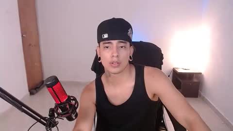 Snapshot of saenz_hotx chatting on 09.21.25 saenz_hotx online show from 09.21.25