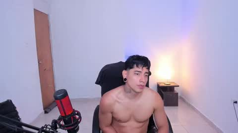 Snapshot of saenz_hotx chatting on 10.10.25 saenz_hotx online show from 10.10.25