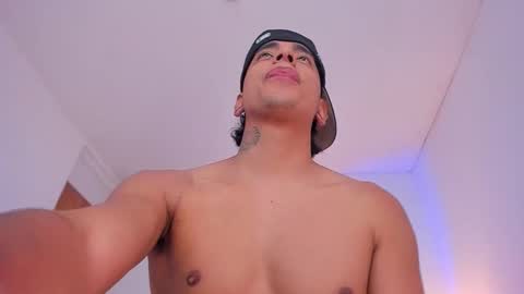 Snapshot of saenz_hotx chatting on 10.17.25 saenz_hotx online show from 10.17.25
