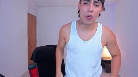Snapshot of saenz_hotx chatting on 10.18.25 saenz_hotx online show from 10.18.25