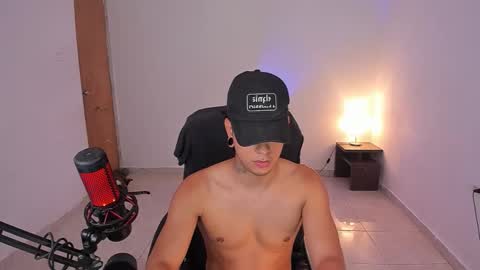 Snapshot of saenz_hotx chatting on 10.21.25 saenz_hotx online show from 10.21.25