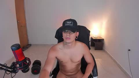 Snapshot of saenz_hotx chatting on 10.24.25 saenz_hotx online show from 10.24.25