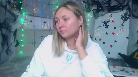 Snapshot of sallyverda chatting on 10.21.25 Sally online show from 10.21.25