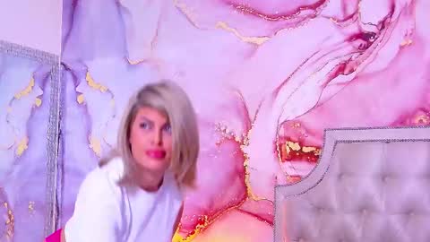 Snapshot of salmaroze chatting on 11.25.25 SalmaRoze online show from 11.25.25