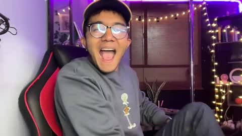 Snapshot of sam_thompson_z chatting on 12.31.24 SAMUEL THOMPSON online show from 12.31.24