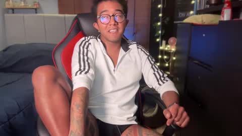 Snapshot of sam_thompson_z chatting on 02.27.25 SAMUEL THOMPSON online show from 02.27.25