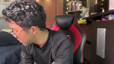 Snapshot of sam_thompson_z chatting on 03.04.25 SAMUEL THOMPSON online show from 03.04.25