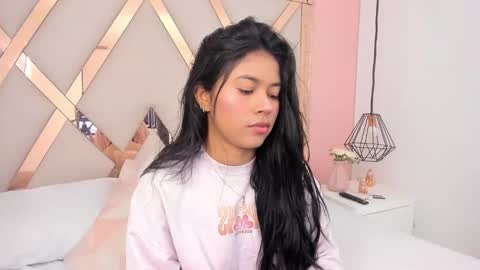 Snapshot of samantaa_shy chatting on 10.14.25 sam online show from 10.14.25