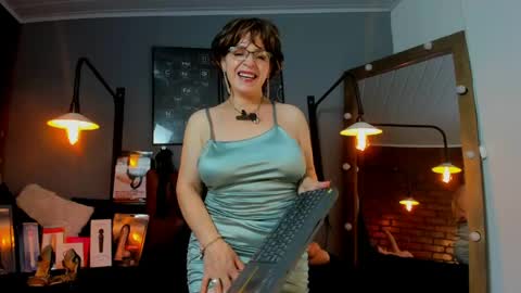 Snapshot of samantha_mature56 chatting on 04.18.26 Sam online show from 04.18.26