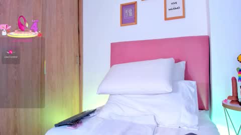 V A  N E S S A  online show from 10.21.25