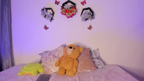 Snapshot of samara_jonnes_ chatting on 12.26.24 Samara is my name a pleasure delighted that you are here leave your thumb up it is important to me online show from 12.26.24